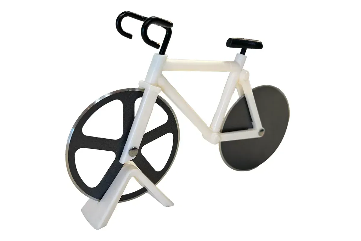 Krájač na pizzu, so stojanom, v tvare bicykla, biela